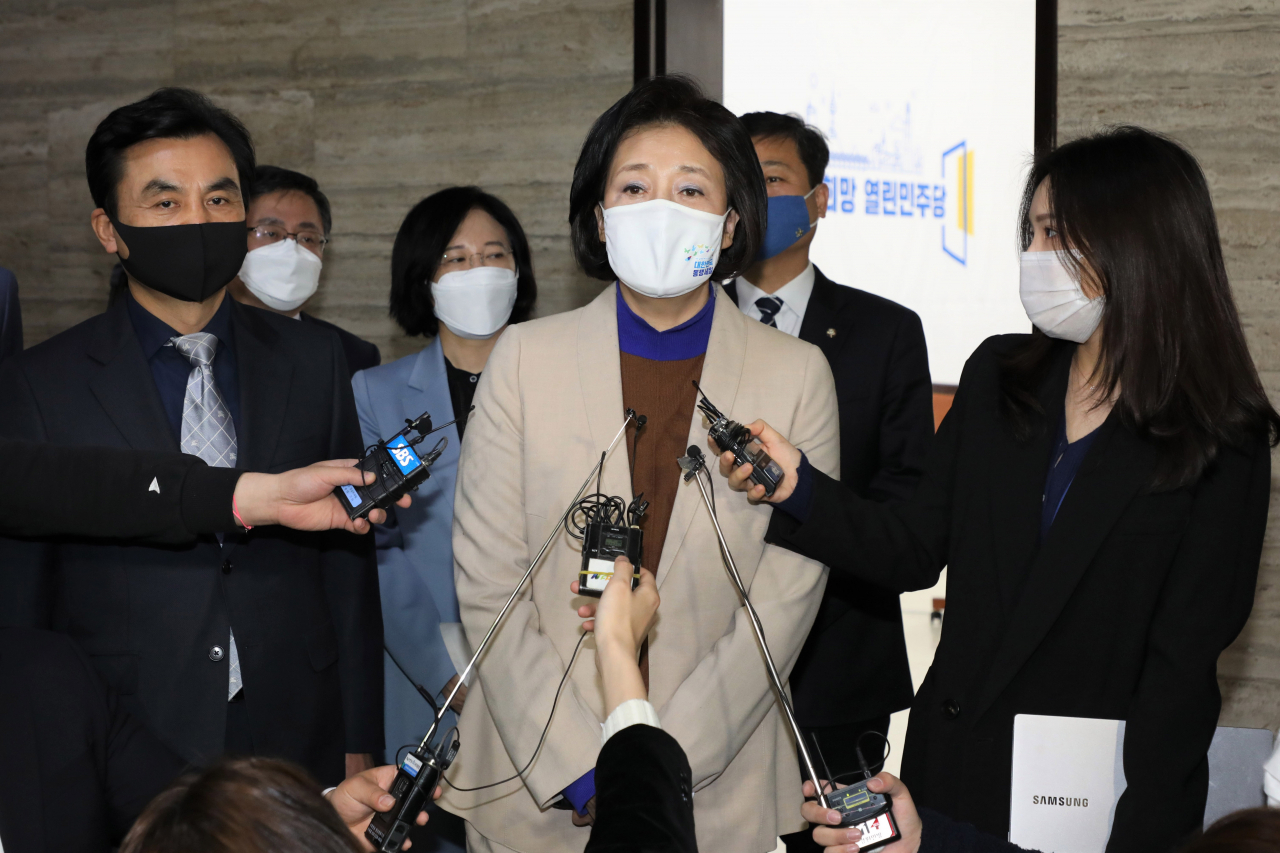 박영선 더불어민주당 서울시장 후보가 23일 국회에서 열린민주당 예방을 마치고 취재진 질문에 답하고 있다. [이상섭 기자]