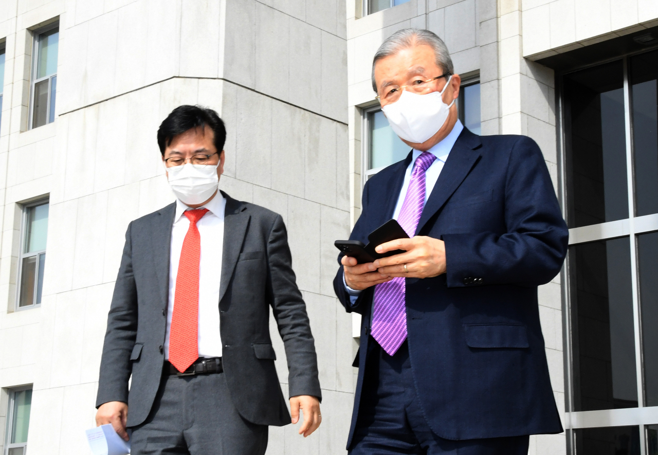김종인 국민의힘 비상대책위원장이 23일 오전 서울시장 보궐선거 후보 야권 단일화 결과가 발표된 뒤 국회를 나서고 있다. [연합]