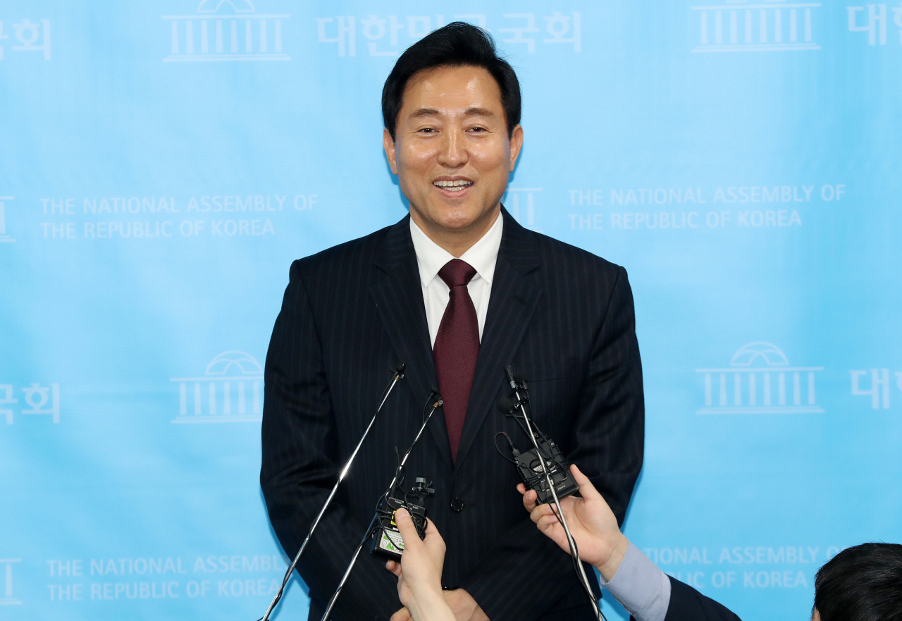 야권 단일후보로 선출된 국민의힘 오세훈 서울시장 후보가 23일 국회 소통관에서 소감을 밝힌 뒤 취재진과 인터뷰하고 있다. [헤럴드경제=이상섭 기자]