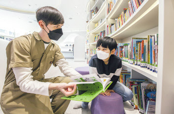 SK텔레콤 모델이 복합문화공간 잼플레이스를 이용하고 있다. [SK텔레콤 제공]