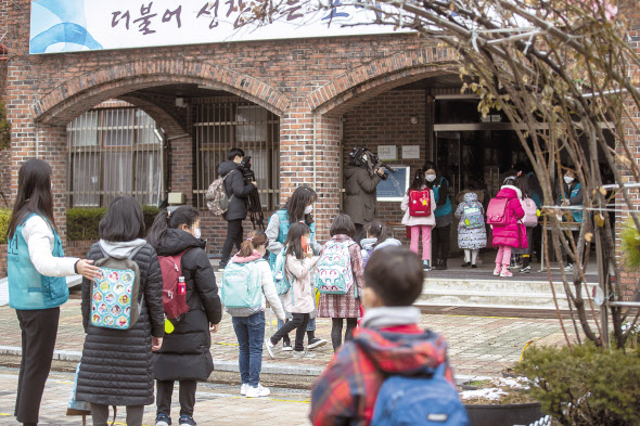 2021학년도 초·중·고교 신학기 첫 등교가 시작된 2일 오전 서울 강남구 포이초등학교에서 초등학생들이 학교로 들어가고 있다. [연합]