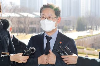 박범계 법무부 장관이 지난 22일 오전 정부과천청사 법무부에 출근하며 취재진 질문에 답하고 있다. [연합]