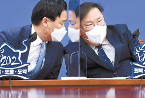 김태년 더불어민주당 대표 직무대행은 23일 오전 국회에서 열린 원내대책회의에서 모두 발언 후 김영진 원내수석부대표로부터 서울시장 야권 단일화 소식을 전해 듣고 있다.  이상섭 기자