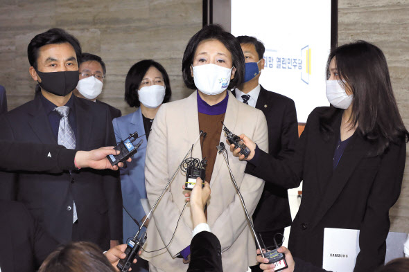 더불어민주당 박영선 서울시장 후보가 23일 국회에서 열린민주당 예방을 마치고 취재진 질문에 답하고 있다. 이상섭 기자