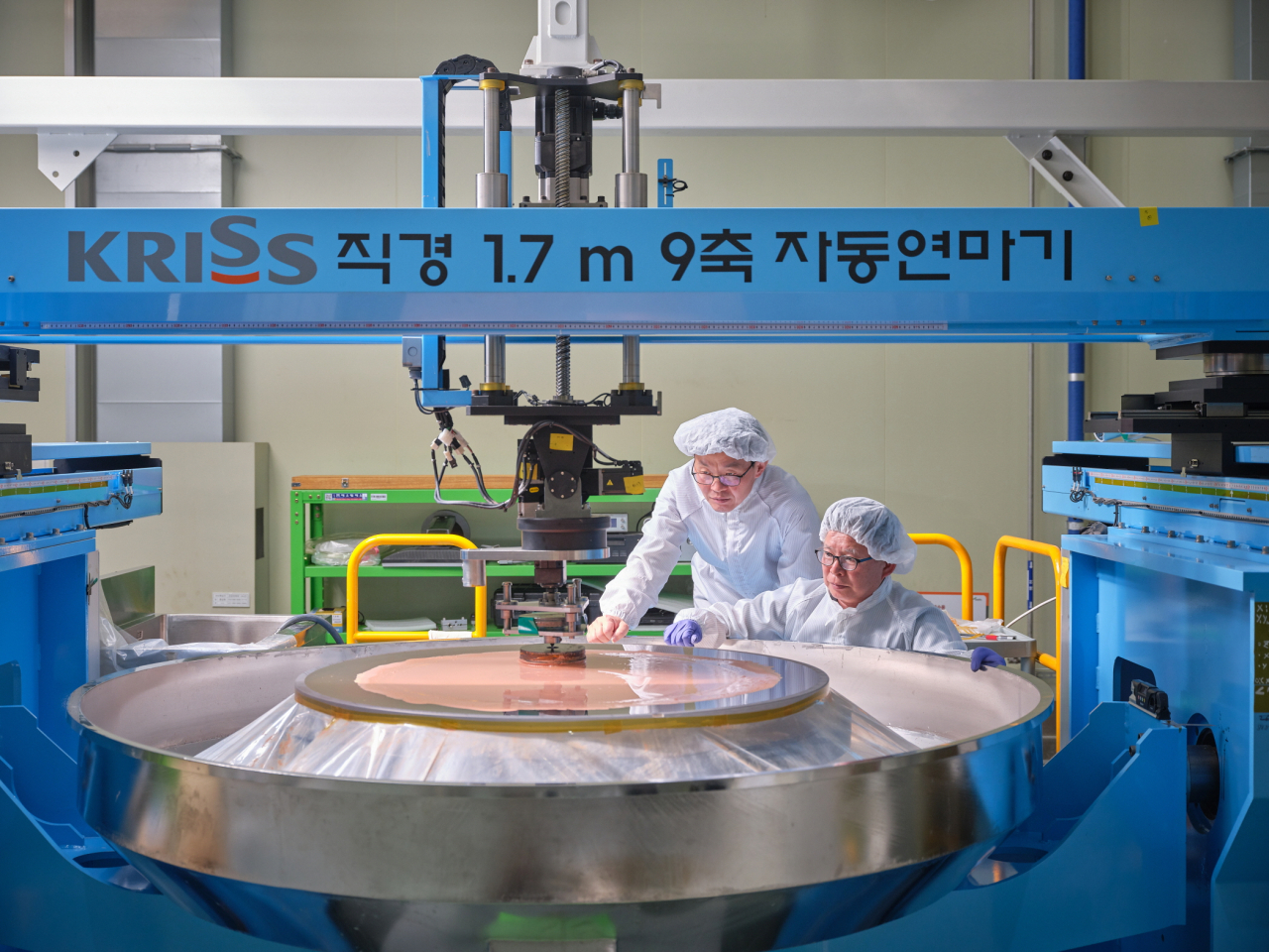 양호순(왼쪽)박사가 반사경 가공작업을 수행하고 있다.[한국표준과학연구원 제공]
