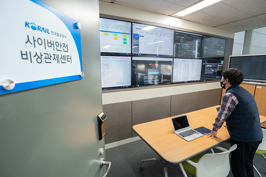 한국철도가 공공기관 최초로 대전사옥에 사이버안전센터를 이중화한 ‘사이버안전 비상관제센터’를 구축했다. 한국철도 직원이 23일 오전 사이버안전 비상관제센터에서 통합보안관제 시스템을 점검하고 있다.