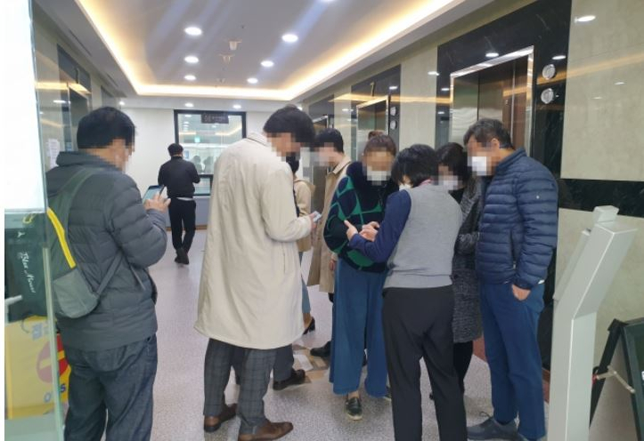 23일 오전 삼성 모바일 스토어 여의도점 앞. 구글 안드로이드OS 앱 업데이트 중 발생한 ‘폰 먹통’에 서비스 센터를 찾은 소비자들로 북적이고 있다. [사진=최준선 기자]