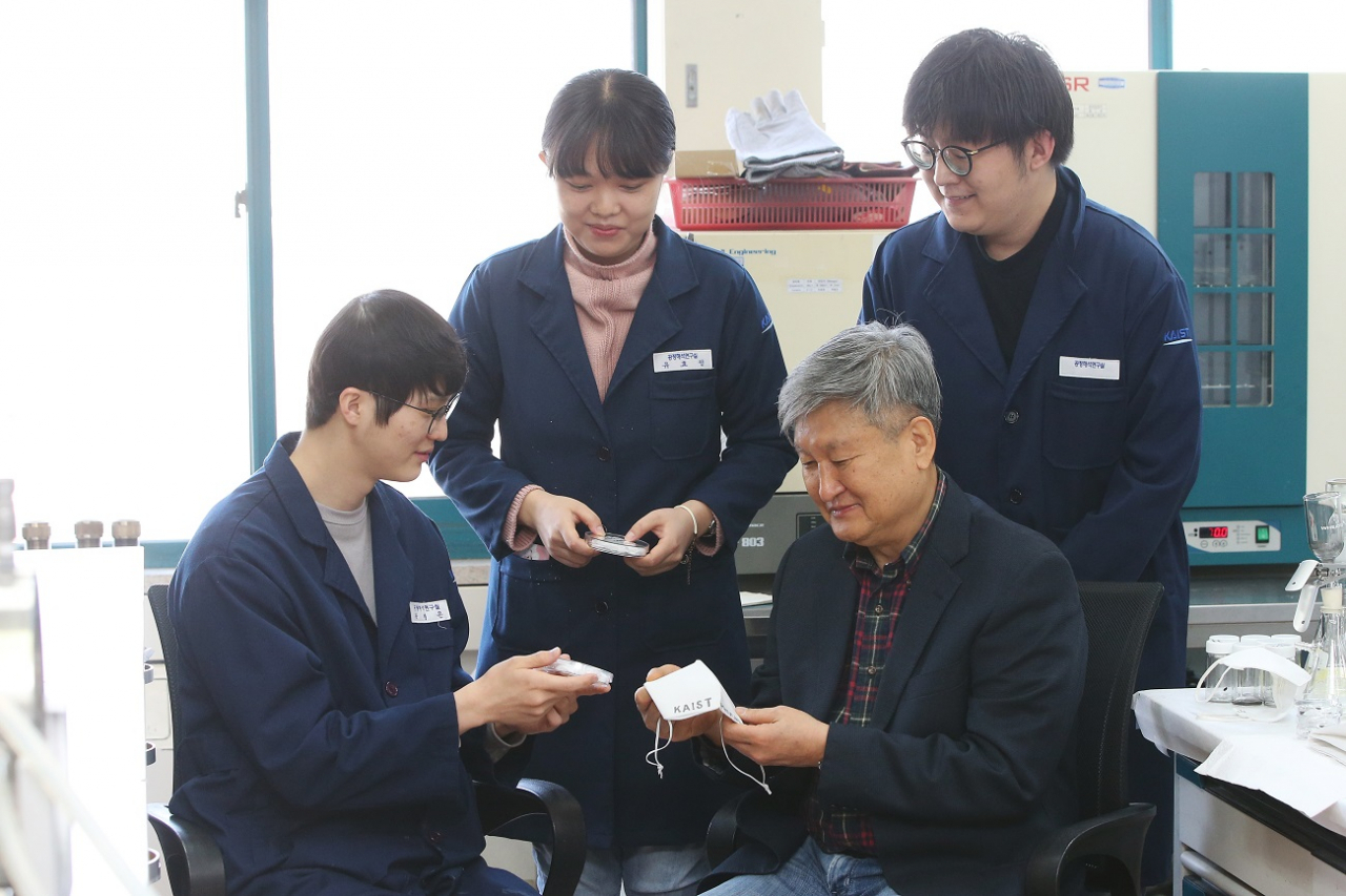 오른쪽 시계반대방향으로 이응준 석박통합과정, 유효정 박사과정, 곽병은 석박통합과정, 김도현 교수가 개발한 나노 필터 마스크를 들어보이고 있다.[KAIST 제공]