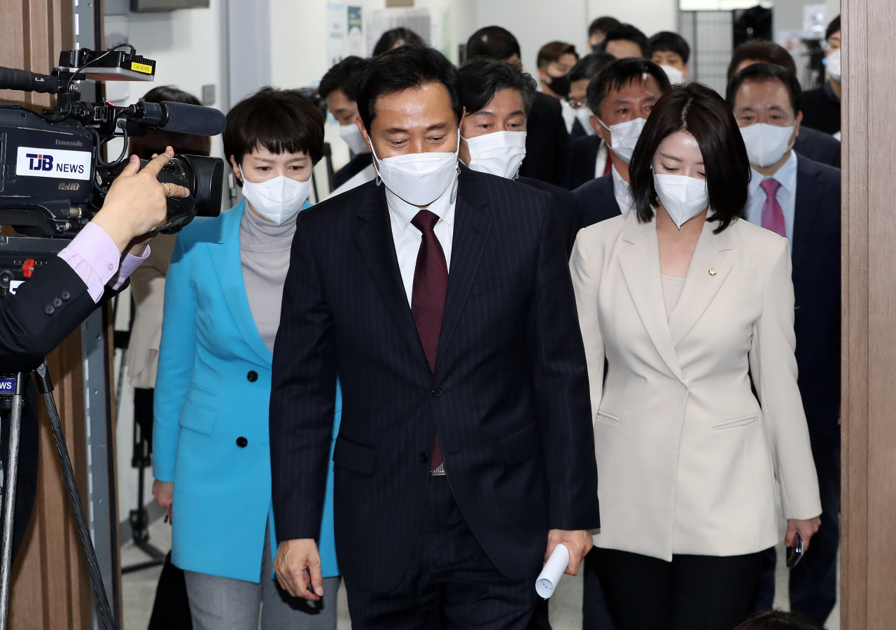 야권 단일후보로 선출된 오세훈 국민의힘 서울시장 후보가 23일 국회 소통관에서 기자회견을 위해 입장하고 있다. [연합]