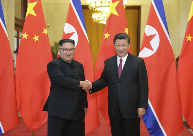 In this June 19, 2018, file photo provided by China's Xinhua News Agency, Chinese President Xi Jinping, right, shakes hands with North Korean leader Kim Jong Un, during a welcome ceremony at the Great Hall of the People in Beijing. (AP-Yonhap)