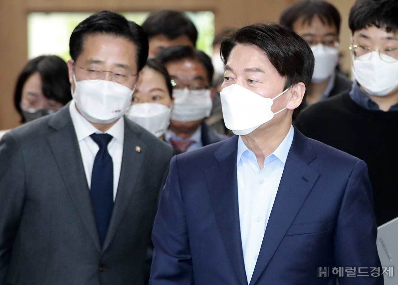 [헤럴드경제=이상섭 기자] 야권 서울시장 후보 여론조사에서 패배한 안철수 후보가 23일 오후 서울 여의도 국회 소통관에서 열린 단일화 결과 발표 관련 기자회견을 마치고 나서고 있다.babtong@heraldcorp.com