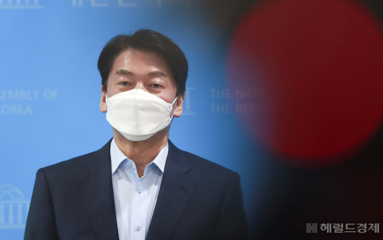 [헤럴드경제=이상섭 기자] 야권 서울시장 후보 여론조사에서 패배한 안철수 후보가 23일 오후 서울 여의도 국회 소통관에서 열린 단일화 결과 발표 관련 기자회견을 마치고 취재진의 질문에 답하고 있다. babtong@heraldcorp.com