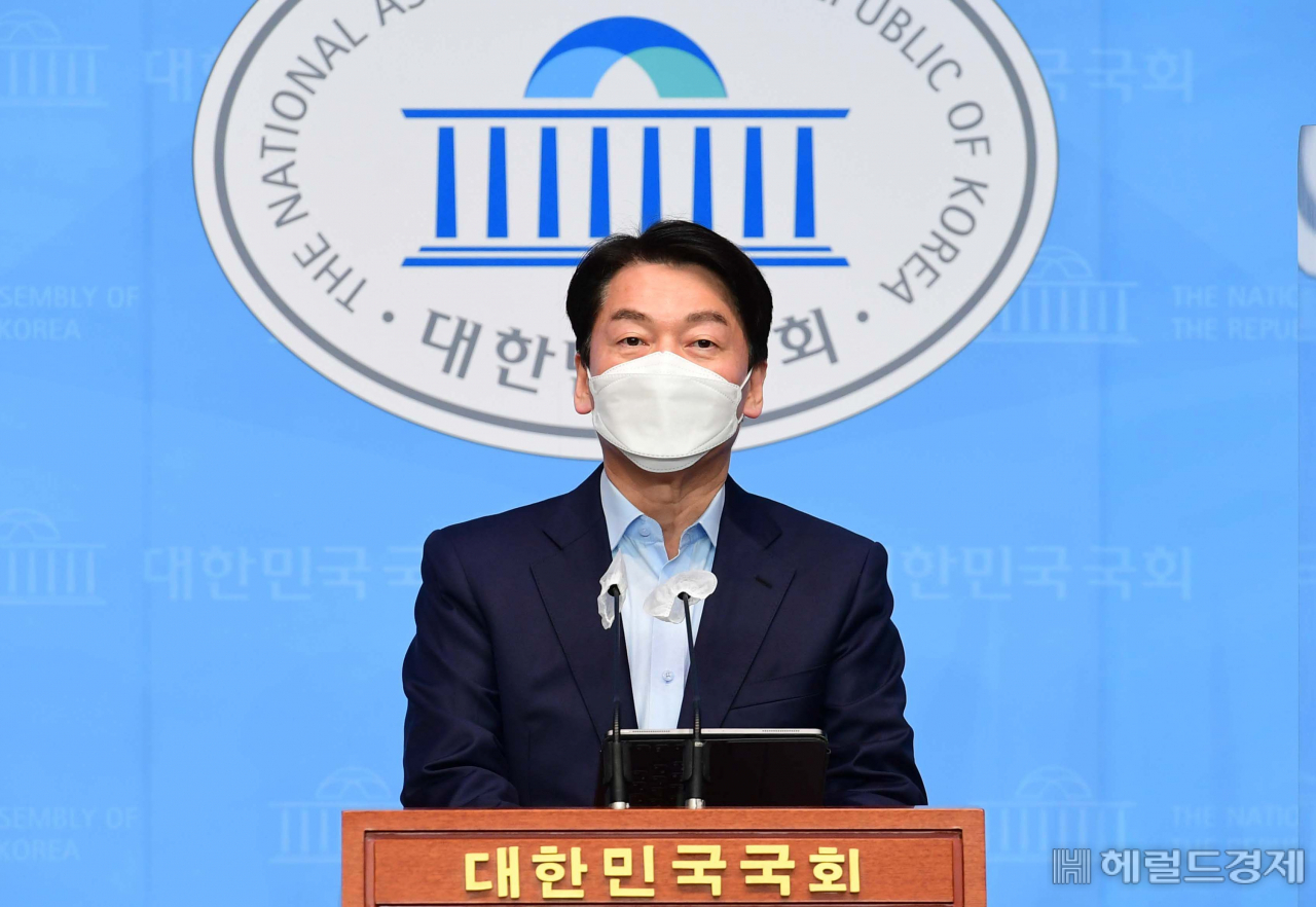 [헤럴드경제=이상섭 기자] 야권 서울시장 후보 여론조사에서 패배한 안철수 후보가 23일 오후 서울 여의도 국회 소통관에서 열린 단일화 결과 발표 관련 기자회견을 하고 있다. babtong@heraldcorp.com