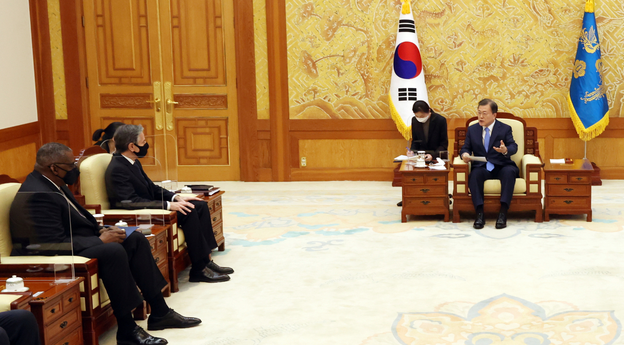 문재인 대통령이 18일 오후 청와대에서 미국의 토니 블링컨 국무장관과 로이드 오스틴 국방장관을 접견하고 있는 모습. [연합]