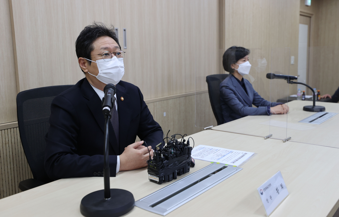 황희(왼쪽) 문화체육관광부 장관이 지난달 17일 오후 서울 서대문구 스포츠윤리센터를 방문해 최근 불거진 프로 스포츠 선수 학교 폭력 사건과 관련해 발언하고 있다. 오른쪽은 이숙진 스포츠윤리센터 이사장. [연합]