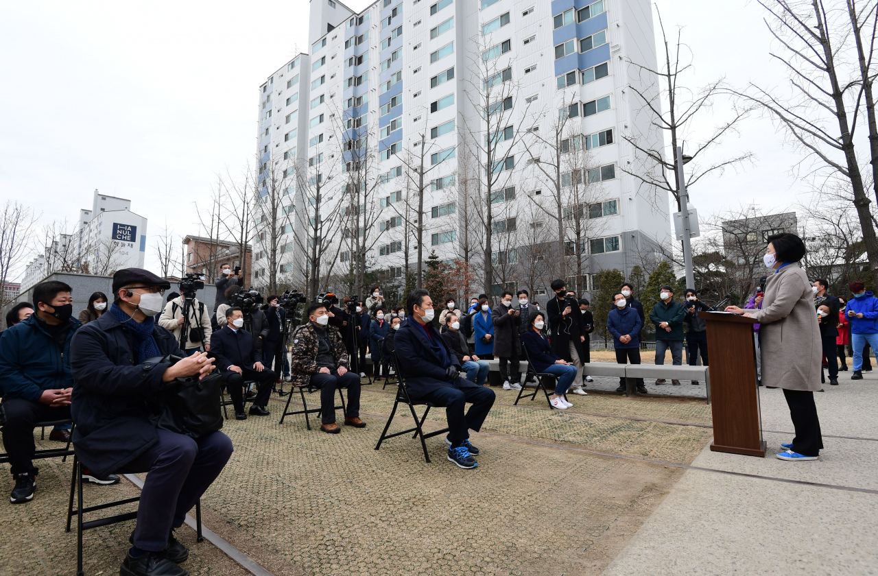 박영선 더불어민주당 서울시장 후보가 서울 마포구 경의선 숲길에서 '서울을 걷다, 마포편' 공약을 발표하고 있다. [연합]