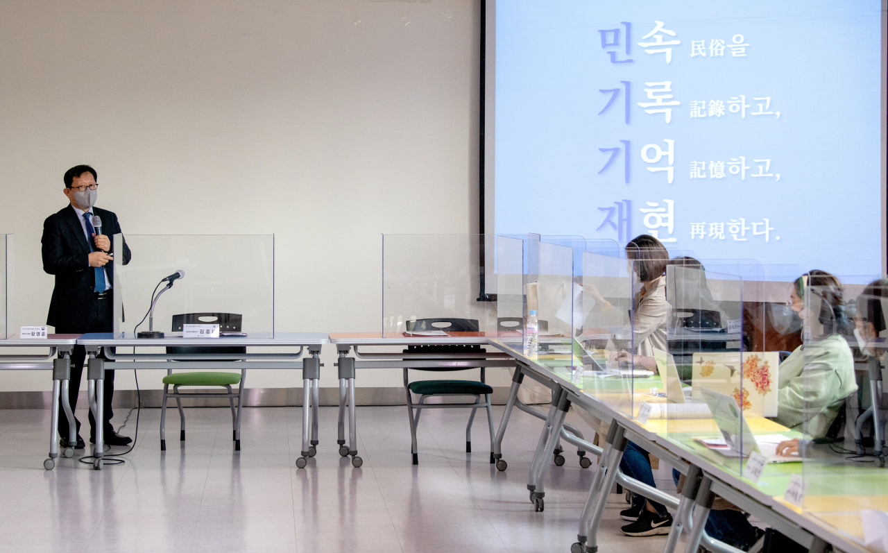 김종대 신임 국립민속박물관장이 23일 개방과 혁신의 박물관 운영계획을 기자들에게 밝히고 있다.