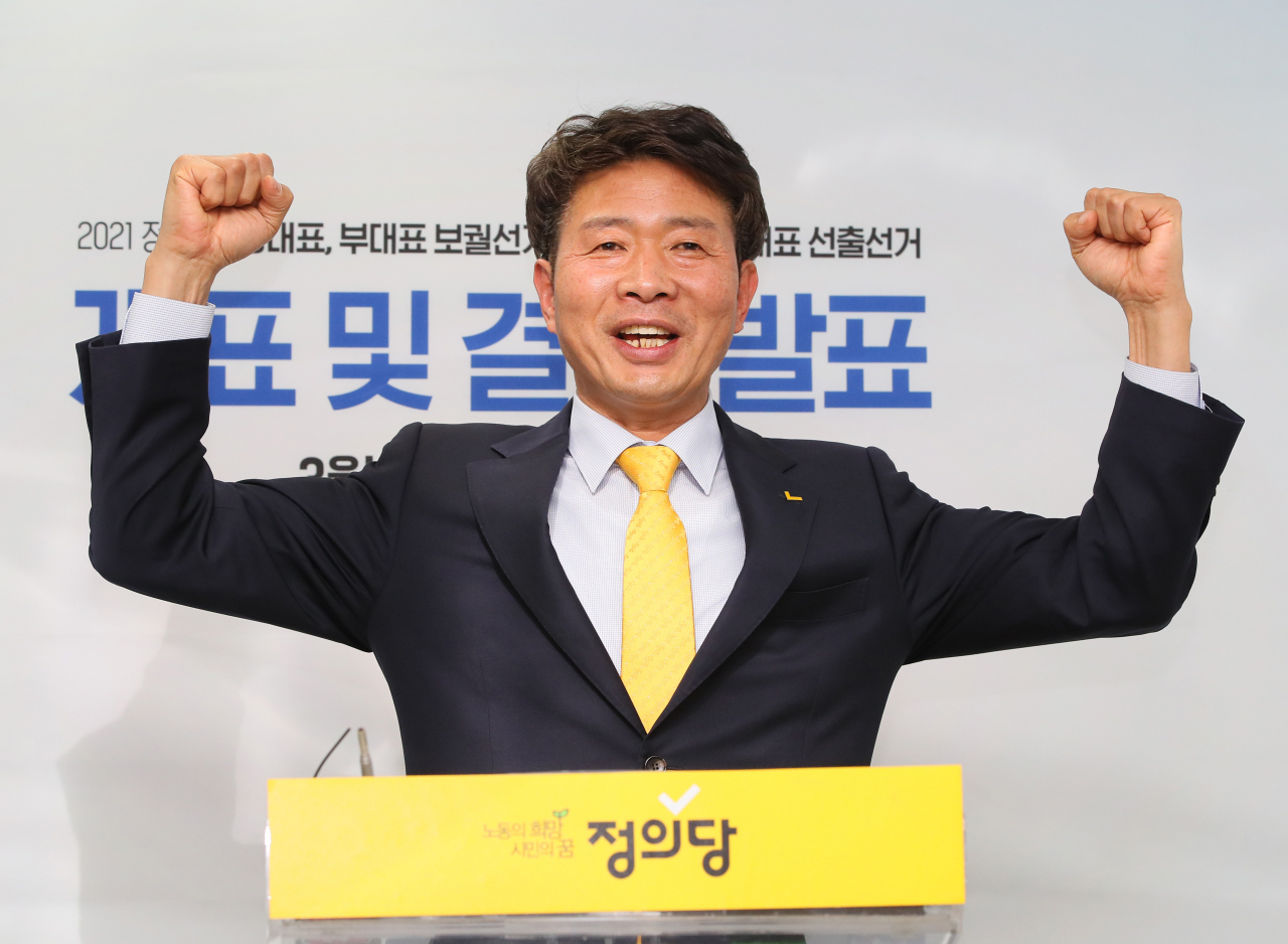 [사진=정의당 여영국 새 대표가 23일 서울 여의도 중앙당사에서 열린 '6기 정의당 지도부 보궐선거 및 청년정의당 대표 선출 보고대회'에서 기뻐하고 있다.] [연합]