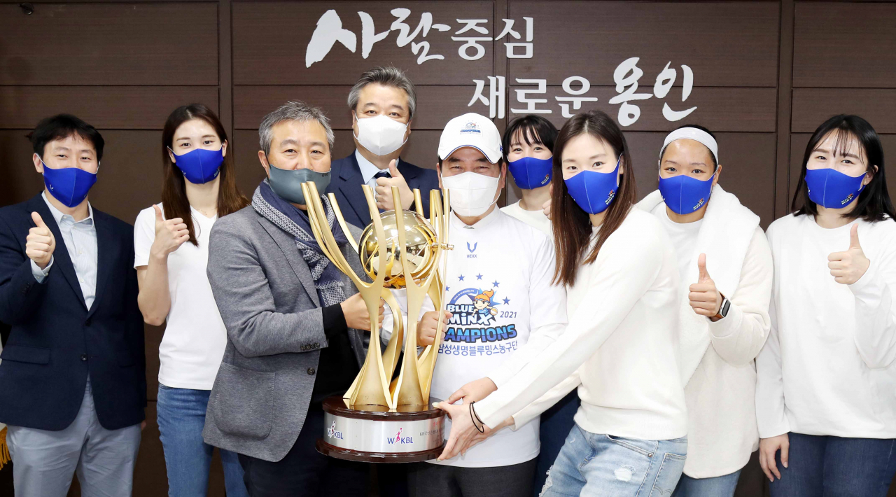 백군기 용인시장(앞줄 가운데)이 용인삼성생명 블루밍스 선수단을 초청해 격려했다.[용인시 제공]