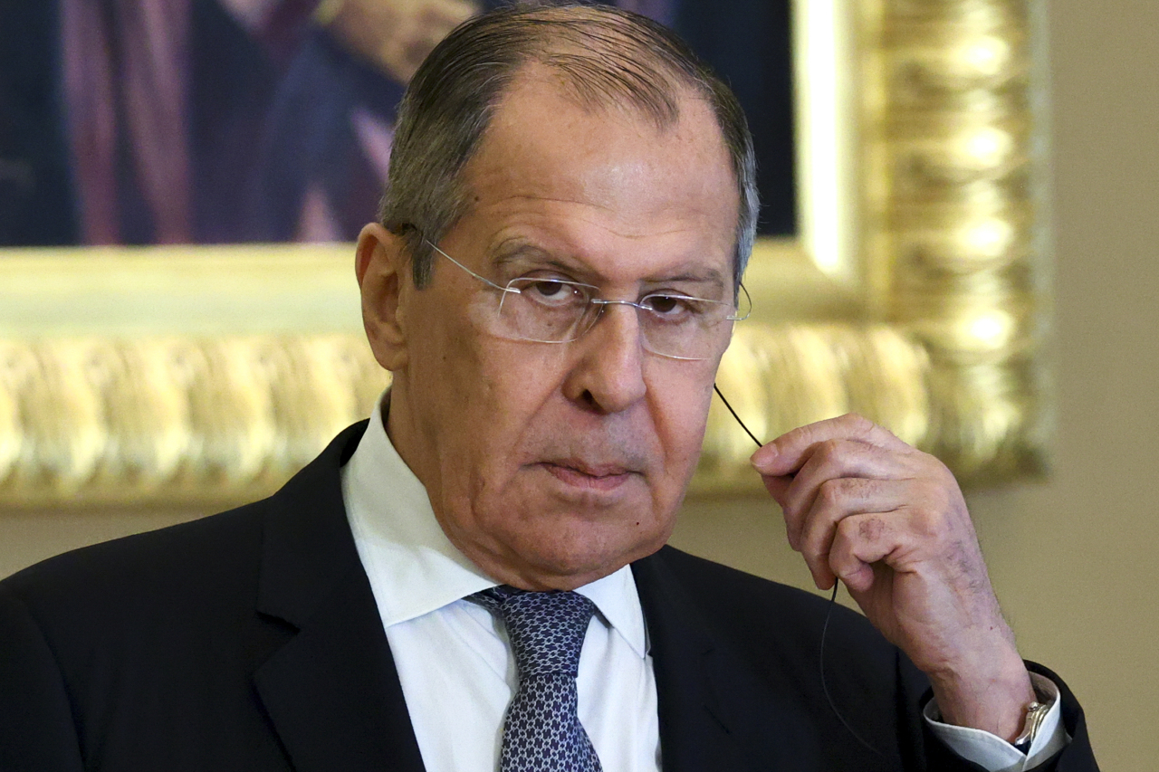 In this photo released by Russian Foreign Ministry Press Service, Russian Foreign Minister Sergey Lavrov listens to a question during a joint news conference with UAE's Foreign Affairs Minister Sheikh Abdullah bin Zayed bin Sultan Al Nahyan in Abu Dhabi, United Arab Emirates, Tuesday, March 9. (AP-Yonhap)