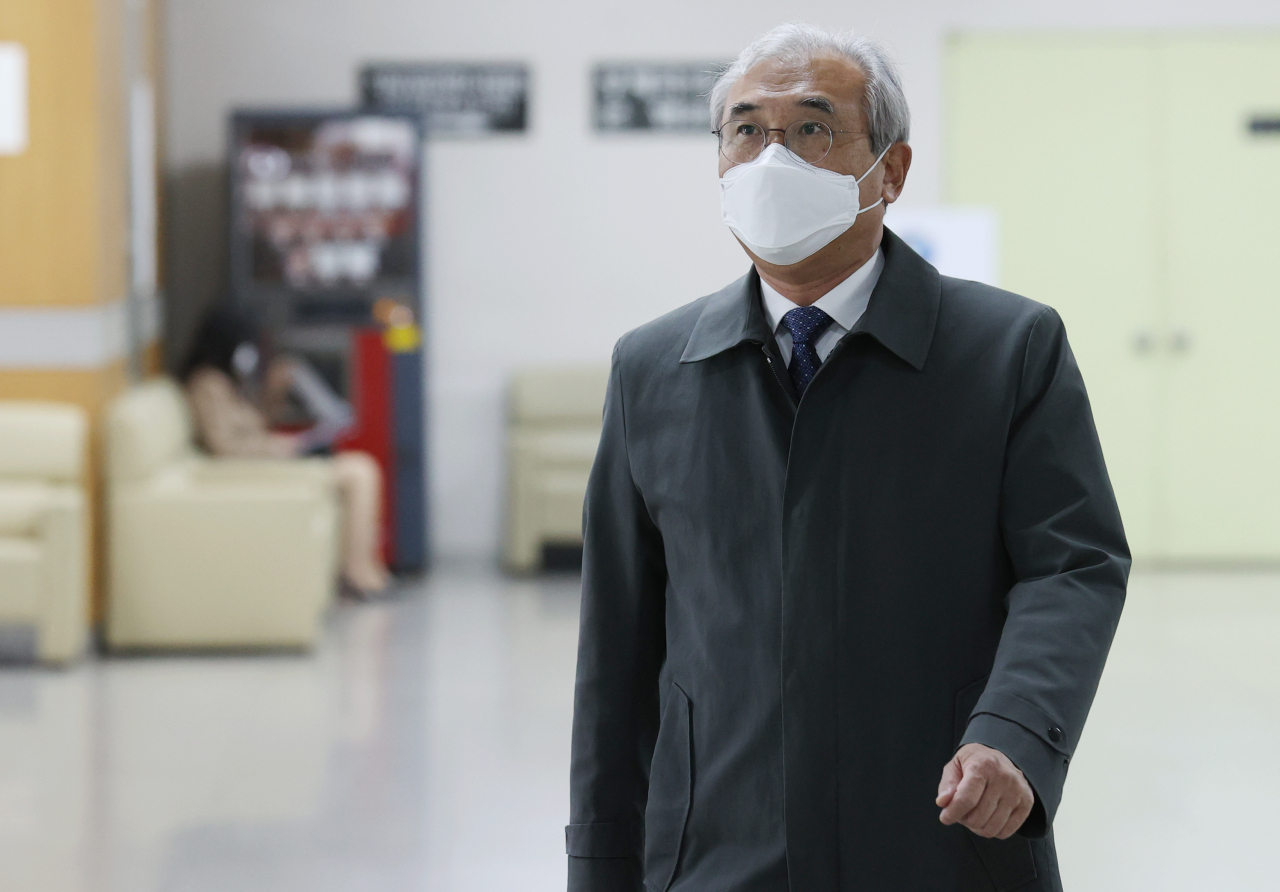 Lee Min-geol, a judge and former director of planning at the National Court Administration, arrives at a sentencing trial of his power abuse case held at the Seoul Central District Court on March 23, 2021. (Yonhap)