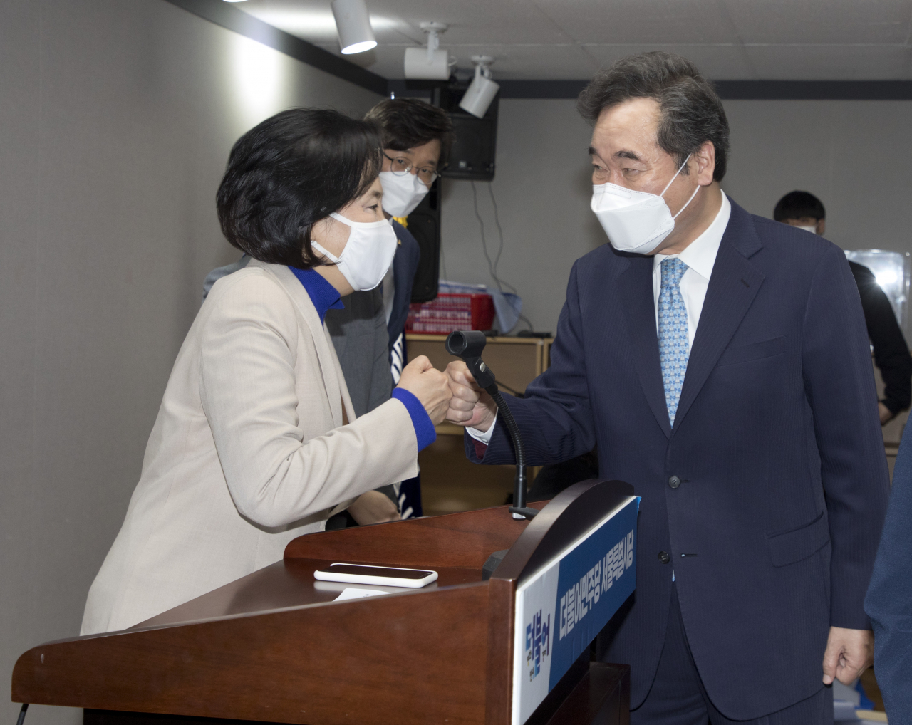 [사진=이낙연 더불어민주당 상임선대위원장이 23일 박영선 서울시장 후보와 인사하고 있다.][연합]