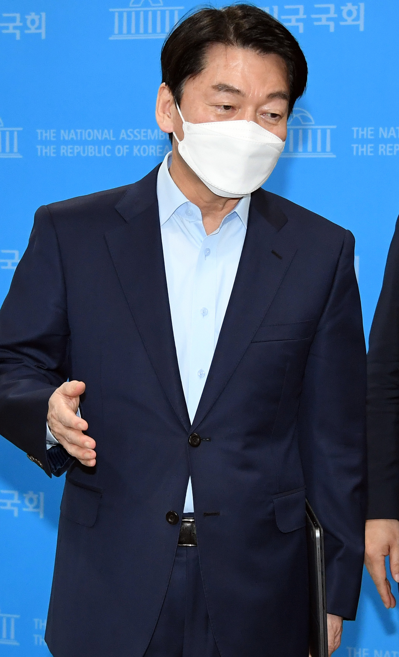 [사진=야권 단일화 경선에서 패한 국민의당 안철수 서울시장 후보가 23일 국회 소통관에서 입장을 밝힌 뒤 취재진과 인터뷰히고 있다.][연합]
