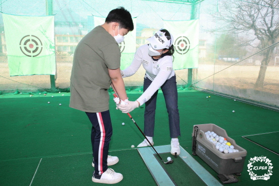 박현경이 강화 삼성초 어린이에게 골프자세를 교정해주고 있다.[KLPGA 제공]