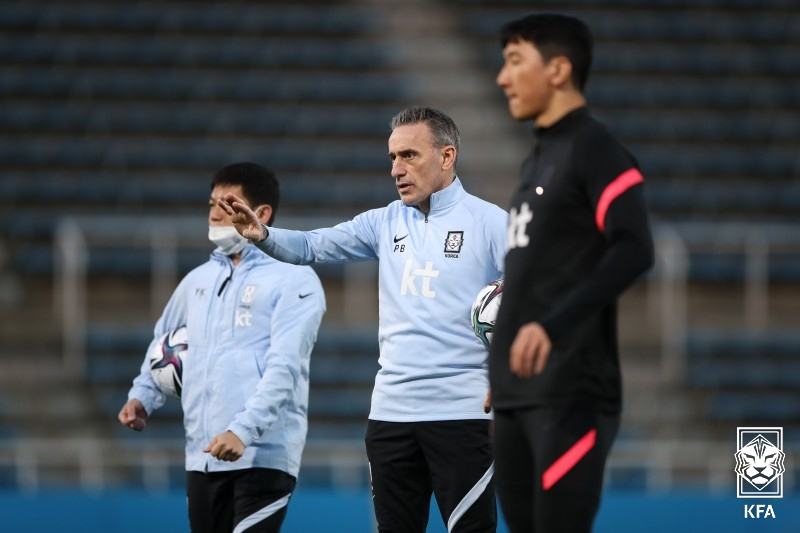 한국 축구대표팀 벤투 감독이 23일 일본 가나가와현 요코하마시 한 연습장에서 훈련을 지시하고 있다. [KFA 제공]
