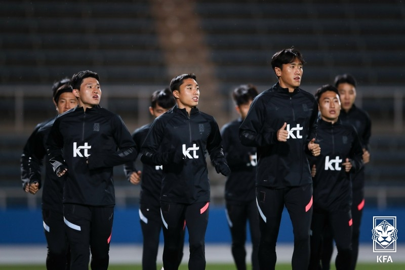 한국 축구대표팀 선수들이 일본 가나가와현 요코하마시 한 연습장에서 훈련하고 있다. [KFA 제공]
