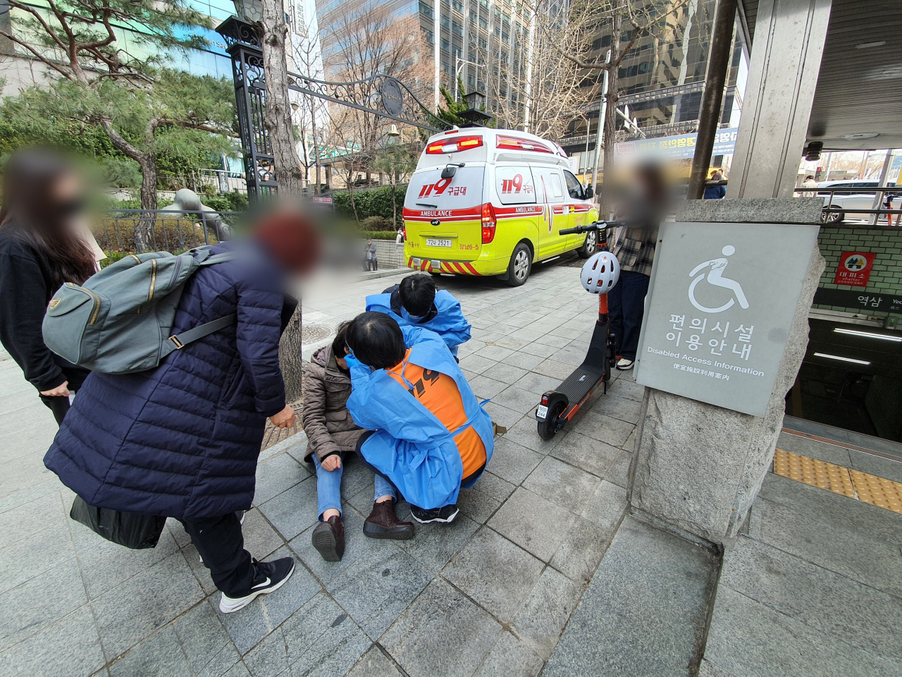 서울시 강남구 역삼역 5번 출구 근처에서 119 구급대원이 전동킥보드에 걸려 넘어진 김모(68·여)의 상태를 살피고 있다. [사진=김지헌 기자/raw@heraldcorp.com]