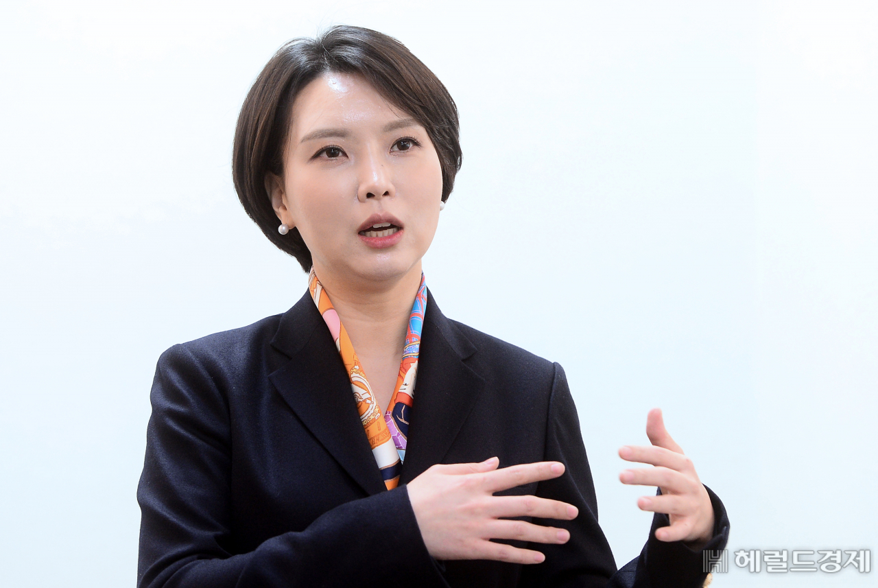 고1까지 미술가를 꿈꿨던 박주희 변호사는 문화 예술계 인사들의 법률 문제를 해결하는 전문가로 활동하고 있다. 여의도 사무실에서 인터뷰하는 모습. 이상섭 기자 babtong@heraldcorp.com
