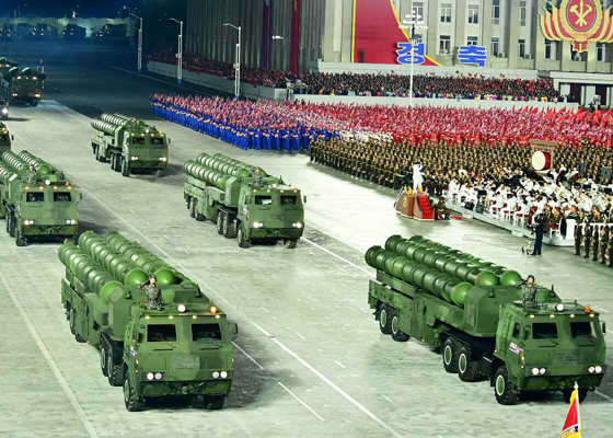 북한이 지난 21일 서해상으로 순항미사일 2발을 발사한 것으로 24일 알려졌다. 북한이 최근 두 차례 열병식을 통해 공개한 신형 중장거리 순항미사일 추정 이동식 미사일. [헤럴드DB]