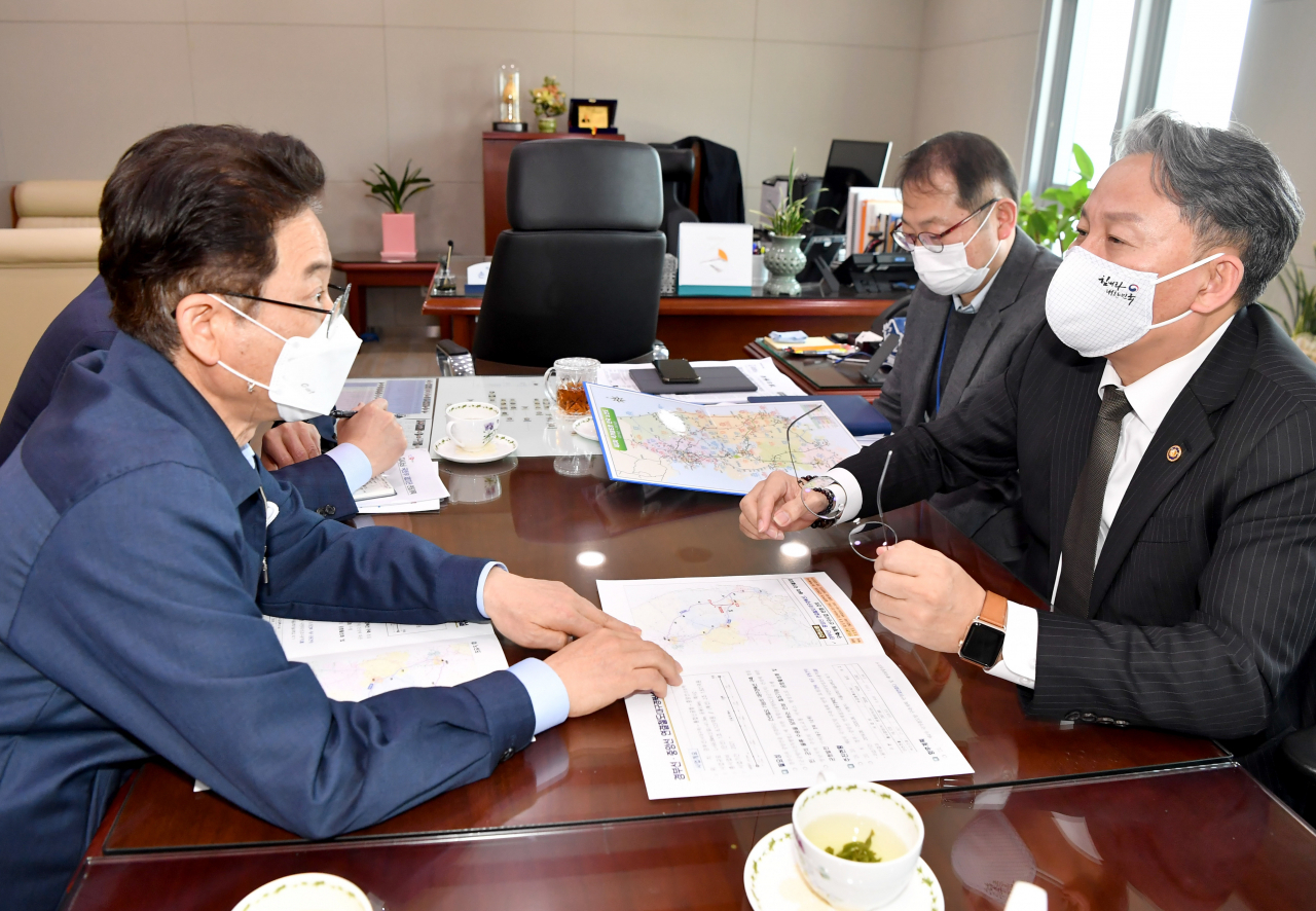 이철우 경북지사(왼쪽)가 23일 국토교통부에 대구경북선 지원을 요청하고 있다.[경북도 제공]