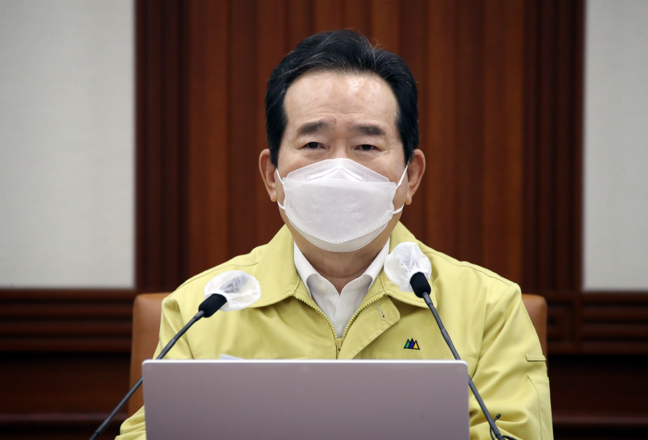 정세균 국무총리가 24일 정부서울청사에서 열린 코로나19 대응 중앙재난안전대책본부회의를 주재하고 있다. ［연합］