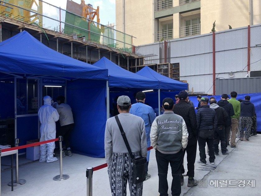 양천구가 공사장에 마련한 ‘찾아가는 선별진료소에서 외국인 건설 노동자들이 코로나 19검사를 받기위해 대기하고 있다. [양천구 제공]
