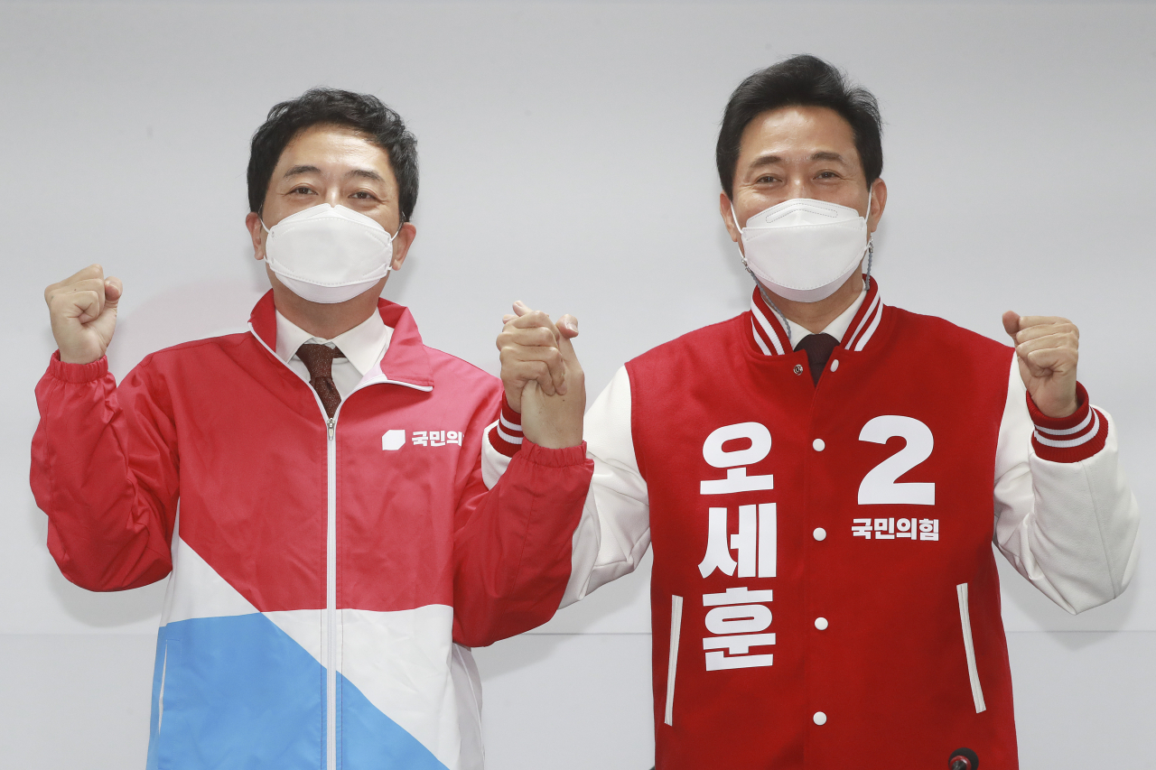 국민의힘 오세훈 서울시장 후보와 금태섭 공동선거대책위원장이 24일 오전 서울 여의도 중앙당사에서 열린 선거대책위원회 회의에서 기념촬영을 하고 있다. [이상섭 기자]