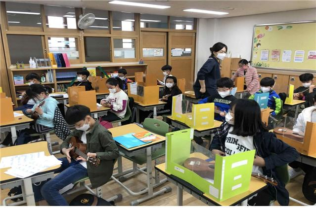 이문초등학교 1인1악기 수업 현장. [동대문구 제공]