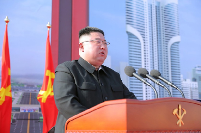 김정은 북한 국무위원장이 미국의 동맹과 연계한 대북압박에 대응해 중국에 이어 쿠바, 베트남, 라오스 최고지도자에게 잇달아 구두친서를 보내 주목된다. 북한 노동당 기관지 노동신문은 24일 김 위원장이 평양시 １만세대 살림집 건설 착공식에 참석해 연설했다고 보도했다. [헤럴드DB]