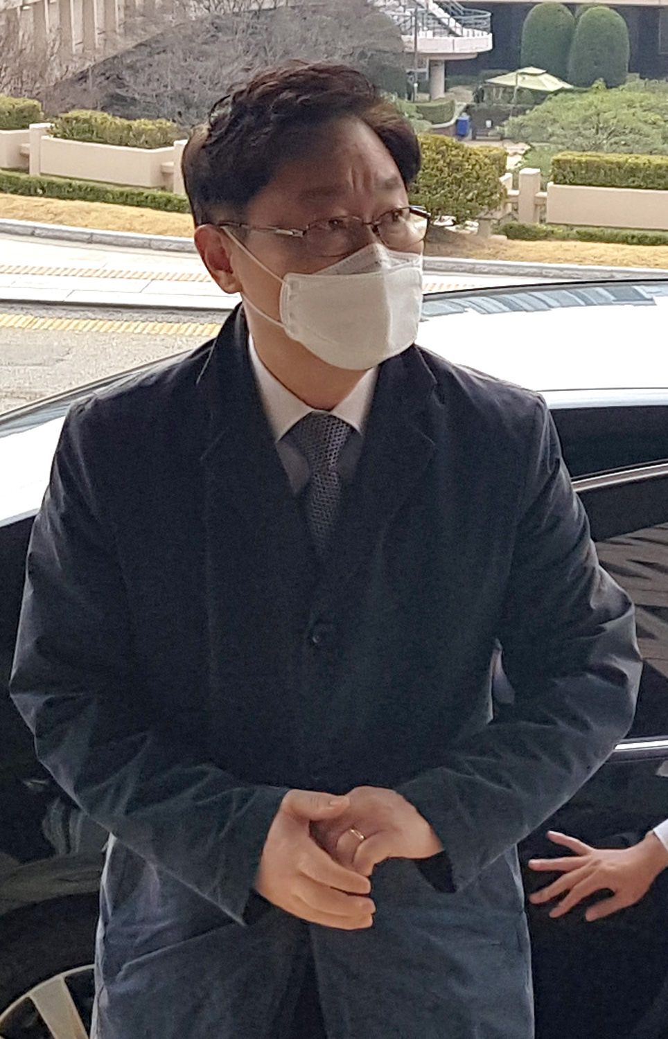 박범계 법무부 장관이 24일 오전 과천청사 법무부에 출근하고 있다. [연합]