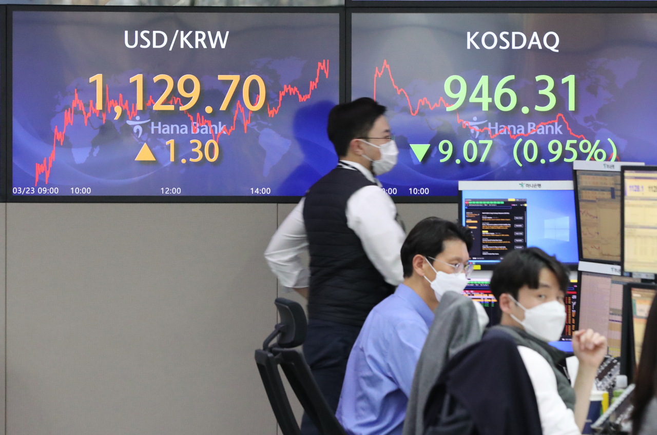 [사진=23일 서울 중구 하나은행 본점 딜링룸.] [연합]