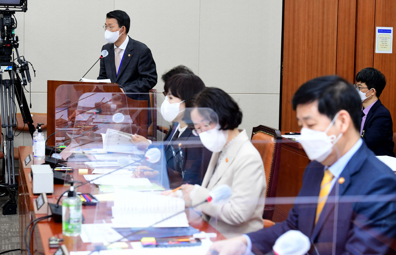 은성수 금융위원장이 지난 17일 국회에서 열린 정무위원회 전체회의에서 발언하고 있다. [연합]