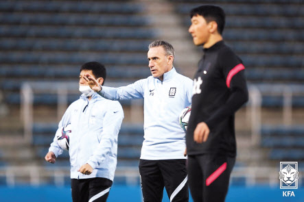 한국 축구대표팀 벤투 감독이 23일 일본 가나가와현 요코하마시 한 연습장에서 훈련을 지시하고 있다. [KFA 제공]