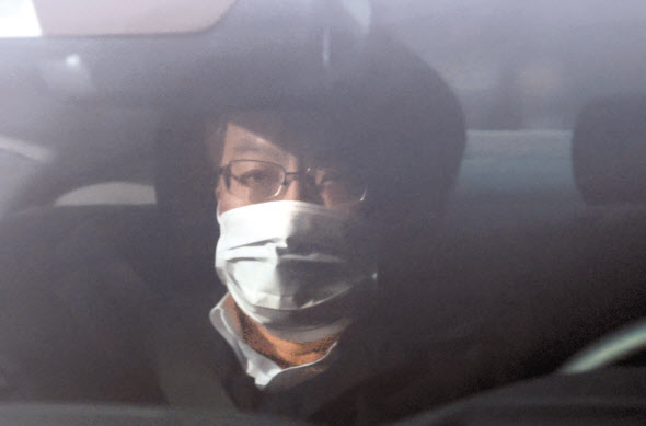 조남관 검찰총장 직무대행(대검찰청 차장검사)이 23일 오전 서울 서초구 대검찰청으로 출근하고 있다. [연합]