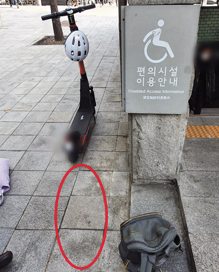 지난 23일 서울 강남구 역삼역 5번 출구 근처에서 119 구급대원이 전동킥보드에 걸려 넘어진 60대 여성 김모 씨의 상태를 살피고 있다. 김지헌 기자/raw@heraldcorp.com