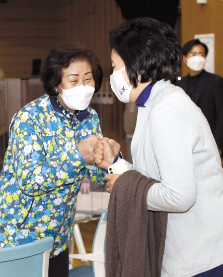 박영선 더불어민주당 서울시장 후보가 24일 오전 서울 종로구 종로노인종합복지관에서 열린 서울시 노인복지 정책 간담회에서 참석자들과 인사하고 있다. 이상섭 기자