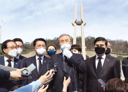 김종인 국민의힘 비상대책위원장이 24일 오전 광주 국립5·18 민주묘지를 참배하고 기자들 질문에 답하고 있다. [연합]