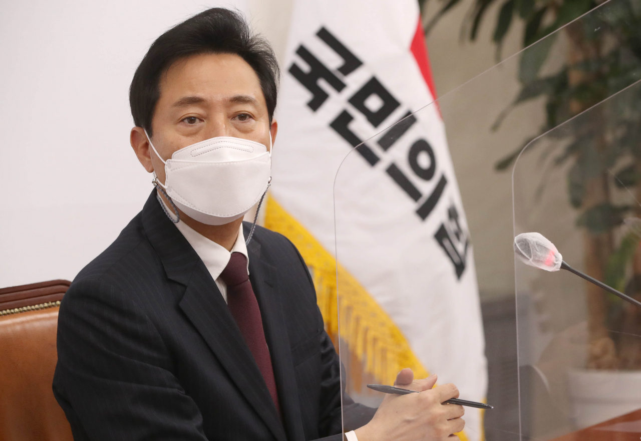 오세훈 국민의힘 서울시장 후보가 24일 오전 서울 여의도 국회에서 열린 기자회견에서 질문받고 있다. [연합]