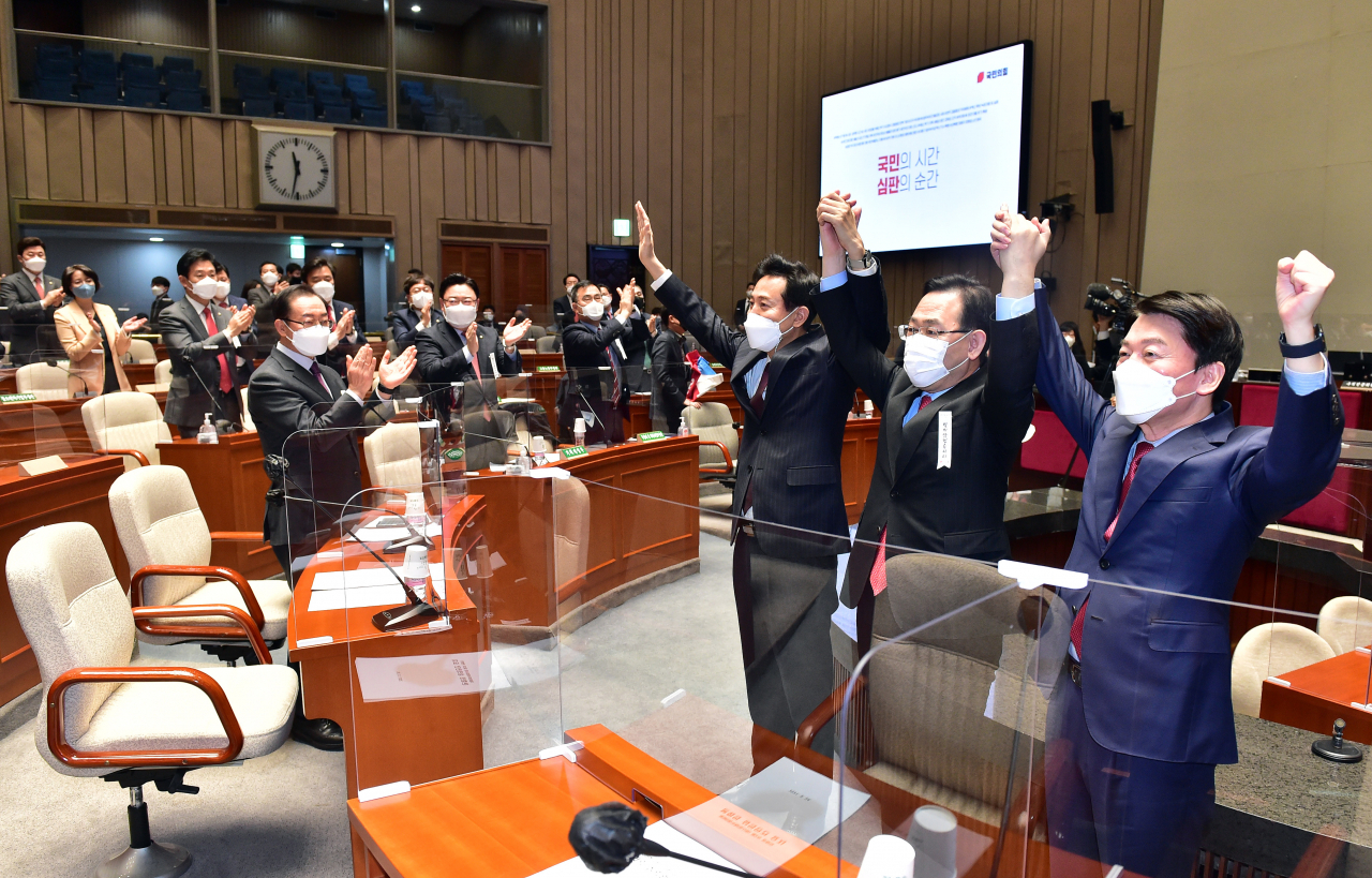 오세훈 국민의힘 서울시장 후보와 안철수 국민의당 대표가 지난 24일 서울 여의도 국회에서 열린 국민의힘 의원총회에 참석, 주호영 원내대표와 함께 기념촬영을 하고 있다. [연합]