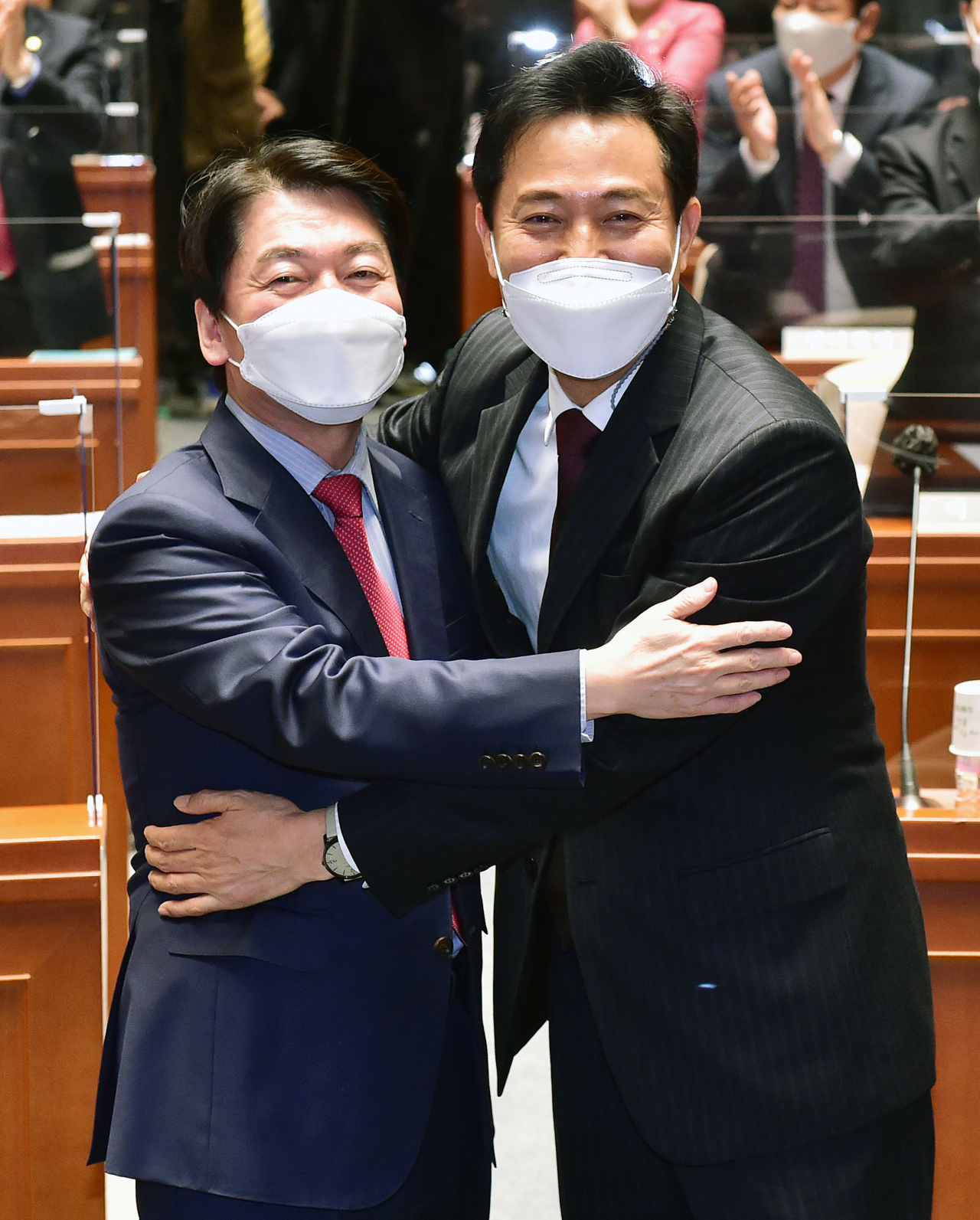 오세훈 국민의힘 서울시장 후보와 국민의당 안철수 대표가 24일 서울 여의도 국회에서 열린 국민의힘 의원총회에 참석, 포옹하고 있다. 안철수 대표는 국민의힘에서 서울시장 보궐선거 공동선대위원장직을 맡게 됐다. [연합]